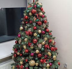 Украшение елки в офисе