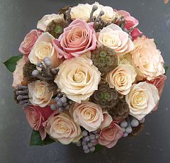 Букет невесты из кремовых и розовых роз, брунии и плодов скабиозы