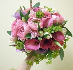 Розово-лиловый букет невесты с каллами и ранункулюсами — Букет невесты в нежной розово-лиловой гамме с махровыми ранункулюсами, лиловыми каллами, розовой вероникой и сиреневым лизиантусом. Букет собран 