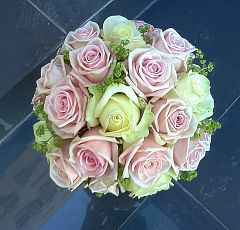 Букет невесты из белых и розовых роз
