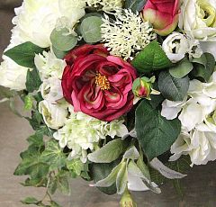 Композиция из искусственных цветов с английскими малиновыми розами 
