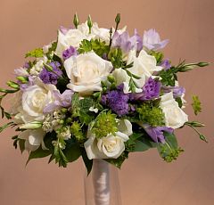 Контрастный букет невесты из белых и синих цветов