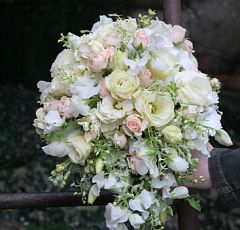 Букет невесты каплевидной формы — Очень нежный, компактный букет в розово- кремовой гамме. Плотная капля. Нежные цветки горошка (Латириса) дополнены ароматными соцветиями левкоев (Матиолы). В центре композиции махровые цветки Лизиантуса и кустовой Розы.