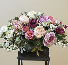 Композиция из искусственных цветов с малиновыми маками и персиковыми пионами