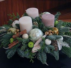 Настольная новогодняя композиция с тремя свечами