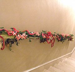 Цветочное оформление детского праздника "Мадагаскар" — Украшение  лестничных перил живым плющем, итальянским рускусом, орхидеями дендробиум и мокарой, декоративными лианами и искусственными бабочками.