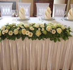 Стол жениха и невесты Бело-зеленая классика