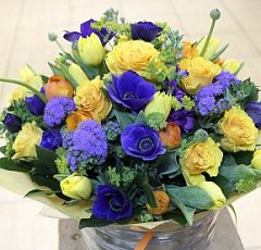 Яркий весенний букет с синими анемонами и желтыми розами