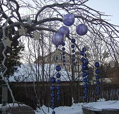  Новогоднее оформление  участка 2013 — Украшение дерева. Крупные елочные шары, подвески, золотые звезды.