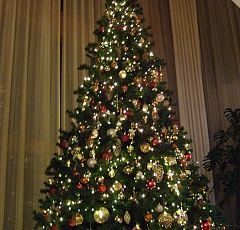 Украшение высокой искусственной ели в загородном доме — украшение новогодней елки