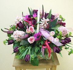  Яркая весенняя корзинка в розово-лиловых тонах — Амми, вероника, гиацинты, тюльпаны