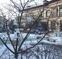  Новогоднее оформление  участка. Комплексный подход — Новогоднее украшение деревьев. Елочные шары, шары-снежки, белые колокольчики.