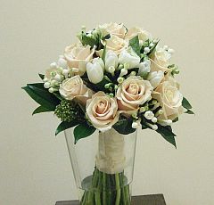 Букет невесты с кремовыми розами, белой бовардией и белыми тюльпанами