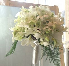 Букет невесты из орхидей дендробиум — Классический круглый букет невесты белого цвета. Однако, вместо банальных белых роз мы выбрали орхидеи дендробиум белого цвета. Это дает ряд преимуществ: дендробиум очень стойкий цветок, Ваш букет  будет выглядеть свежим в течении всей свадебной церемонии