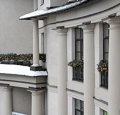Новогоднее оформление балкона. Уличная гирлянда из живой хвои