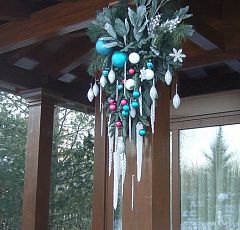  Новогоднее оформление  участка 2013 — Композиция на колонне из живой пихты, шаров, сосулек, снежинок, декоративных листьев магнолии.