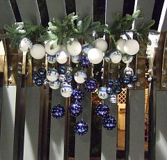  Новогоднее оформление  участка 2013 — Новогоднее украшение перголы. Веточки пихты, шарики разных фактур и размеров.