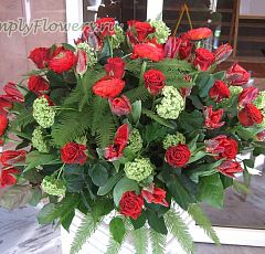  Большая цветочная корзина с красными розами, алыми ранункулюсами Клуни и тюльпанами Рококо