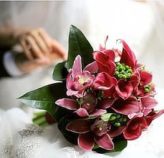 Букет невесты в бордово-малиновой гамме — Букет невесты в бордово-малиновой гамме. Цветы орхидеи цимбидиум, бордовые каллы, зеленые ягодки гиперикума.