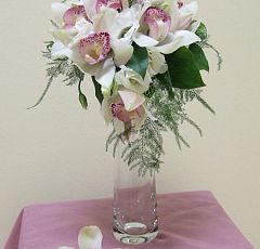 Букет невесты в форме капли из орхидей — Букет невесты в форме капли. Орхидеи цимбидиум, белый лизиантус, листики фиттонии, аспарагус. Хорошо подходит для невест миниатюрных и среднего роста. Для высоких девушек в такой букет можно добавить струящихся, ниспадающих линий.