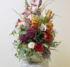 Яркая летняя композиция из искусственных цветов с антирринумом