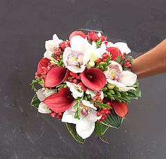 Букет невесты в красно-белых тонах — Букет невесты в красно-белых тонах. Круглый букет, собранный на своих стеблях. Красные каллы и бувардия, белая фрезия, белые восковые цветки орхидеи цимбидиум.