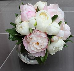 Букет невесты из белых и бледно-розовых пионов