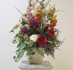 Яркая летняя композиция из искусственных цветов с антирринумом