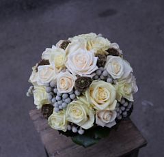 Букет невесты из белых и кремовых роз, серебристой брунии и плодов скабиозы