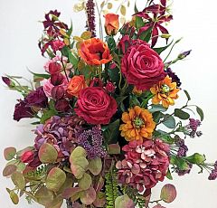 Букет из искусственных цветов в антикварной вазе позднего Барокко