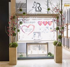 Флористическое оформление витрины ювелирного бутика Roberto Bravo