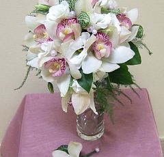 Букет невесты в форме капли из орхидей