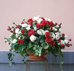 Композиция из алых и белых искусственных роз — Композиция из алых и белых искусственных роз