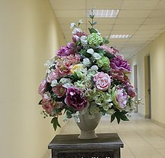 Композиция из искусственных цветов с малиновыми пионами