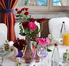Флористическое оформление свадьбы в красных тонах. Бюджетный вариант