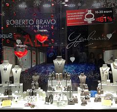 оформление витрины ювелирного бутика ROBERTO BRAVO ко дню Святого Валентина