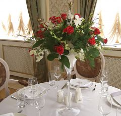 Цветочное оформление свадьбы в красных тонах — Высокая настольная композиция в вазе - мартиннице. Алые розы, красные гроздья калины, белые орхидеи.