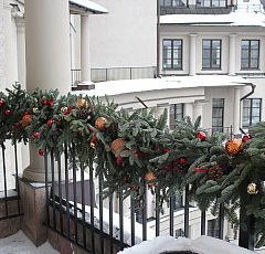 Новогоднее оформление балкона. Уличная гирлянда из живой хвои
