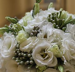 Букет невесты из белой эустомы и серебристой брунии