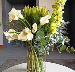 Цветы в вазе для интерьера квартиры