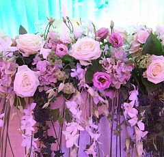 Немчиновка Парк. Свадебное оформление — Цветочное оформление стола жениха и невесты. Каскадная композиция из орхидей, плюща, роз, гортензии и лизиантуса.