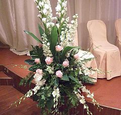 Немчиновка Парк. Свадебное оформление — Высокая цветочная композиция на стойке у сцены в зоне регистрации. Высокие белые гладиолусы, дельфиниум, орхидеи дендробиум, нежно-розовые розы.