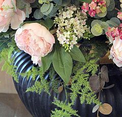 Парные композиции из искусственных цветов в античных вазах