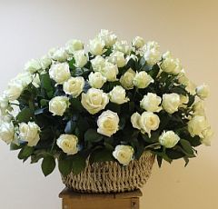 Корзина прекрасных белых роз