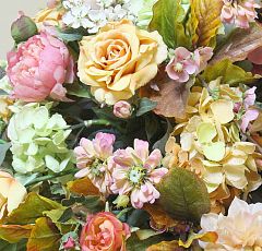 Композиция из искусственных цветов в напольной вазе