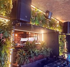 Озеленение ресторана искусственными растениями