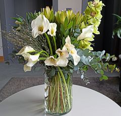 Цветы в вазе для интерьера квартиры