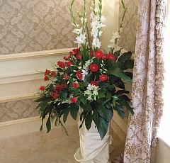 Цветочное оформление свадьбы в красных тонах — Высокие напольные композиции в холле ресторана. Красные каллы, алые розы и гроздья калины, зеленая гортензия, белые гладиолусы и орхидеи.