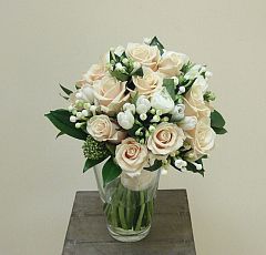 Букет невесты с кремовыми розами, белой бовардией и белыми тюльпанами — Кремовые розы, бовардия, тюльпаны