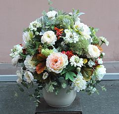 Композиция из искусственных цветов с  белыми пионами и листьями кротона